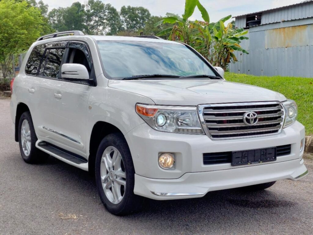 luxury land cruiser car hire